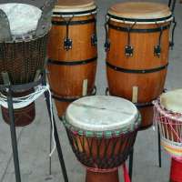 Congas (derrière) et Djembés